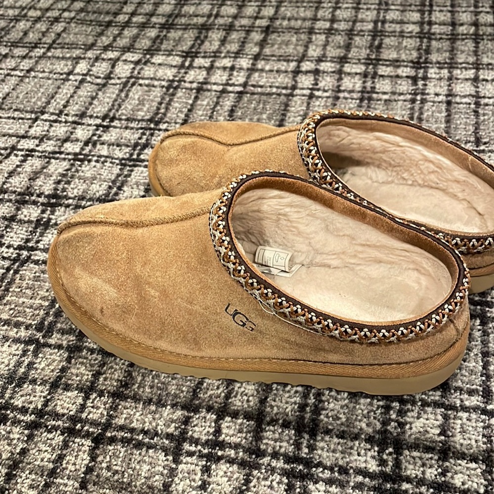 kids uggs size 5 can fit woman size 6. flexible with pricing. ask any questions!